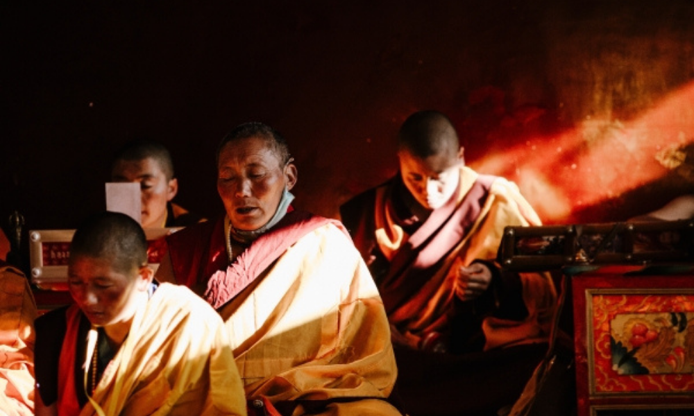 Pratique du yoga du son traditionnel avec chants sacrés et méditation, inspirée du bouddhisme, cours de bien-être et relaxation à Lille et métropole lilloise.