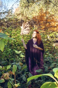 Guérisseuse chamanique dans les Hauts-de-France pratiquant un soin énergétique en forêt, en connexion avec la nature.