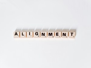 lettres de scrabble formant le mot "alignment"