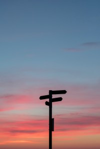 redonner du sens à sa vie peut se faire accompagnée, comme sur cette photo de panneaux pointant vers toutes les directions à la fois, avoir un co-pilote pour lire la carte et choisir ensemble quel chemin peut être juste à suivre